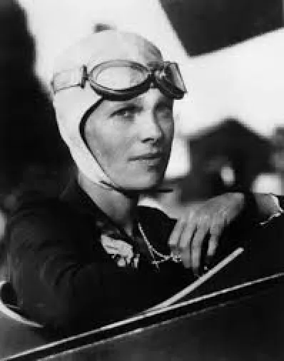 Photo d'Amelia Earhart portant sa combinaison d'aviatrice