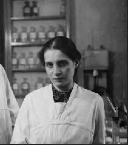 Lise Meitner dans son laboratoire