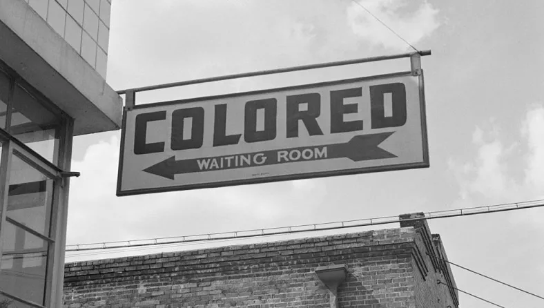 Photo d'un panneau qui indique la ségrégation